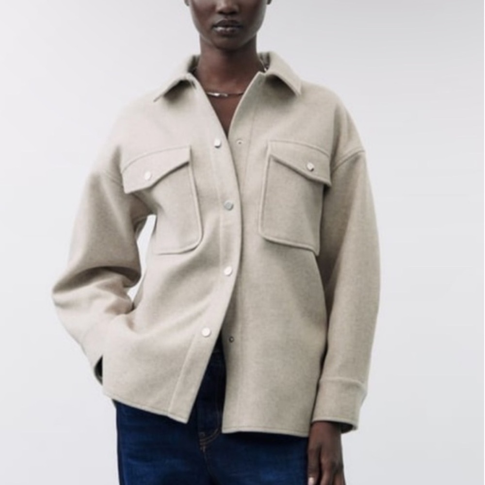 Zara light gray shackles jacket with pockets. Size M